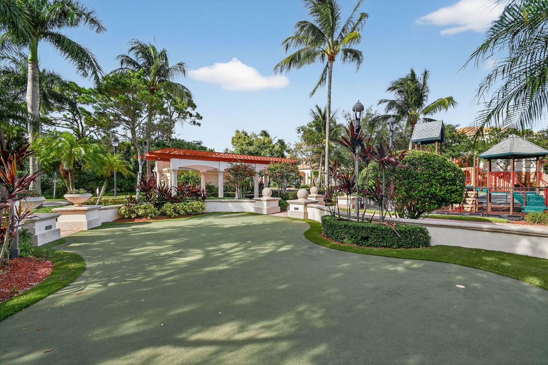 For Rent: $2,800 (2 beds, 1 baths, 946 Square Feet)