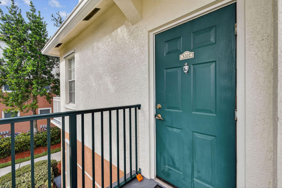 For Rent: $2,800 (2 beds, 1 baths, 946 Square Feet)