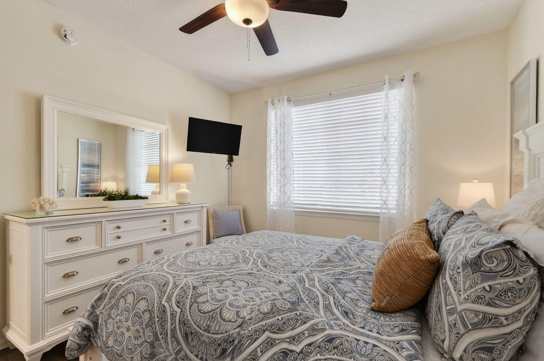 For Rent: $2,800 (2 beds, 1 baths, 946 Square Feet)