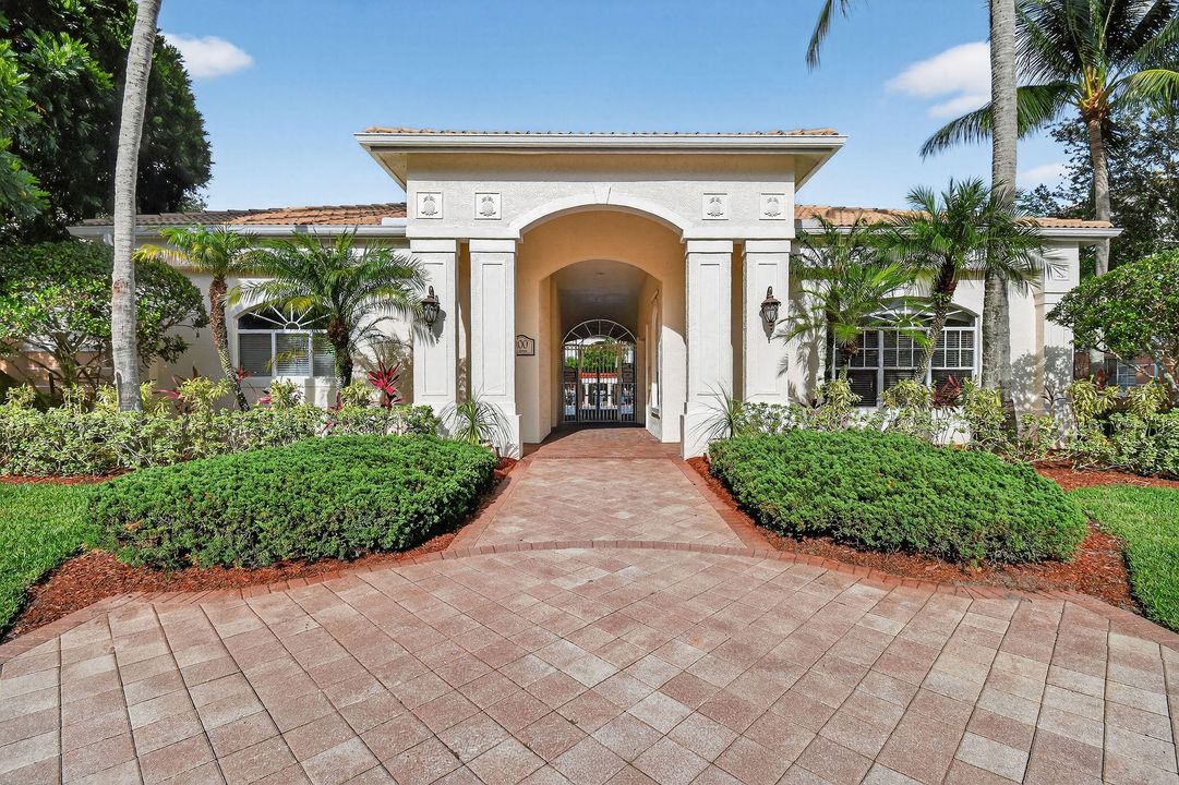 For Rent: $2,800 (2 beds, 1 baths, 946 Square Feet)