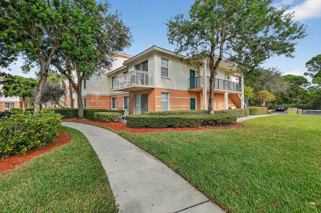 For Rent: $2,800 (2 beds, 1 baths, 946 Square Feet)