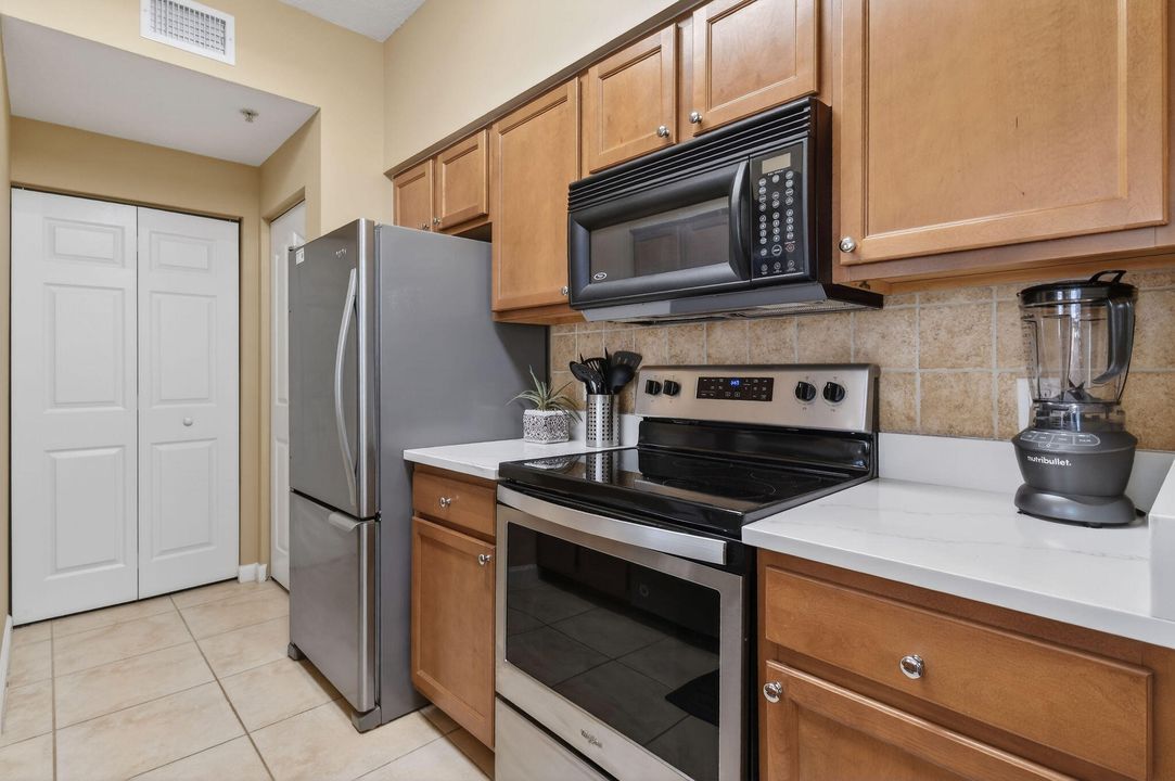 For Rent: $2,800 (2 beds, 1 baths, 946 Square Feet)