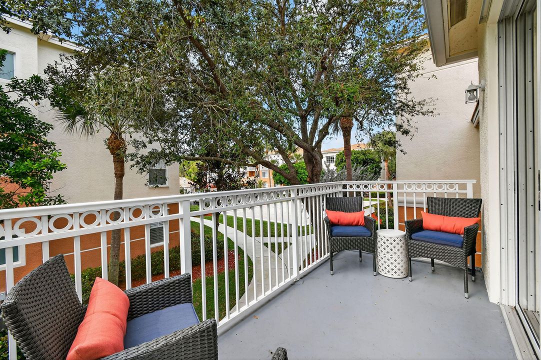 For Rent: $2,800 (2 beds, 1 baths, 946 Square Feet)