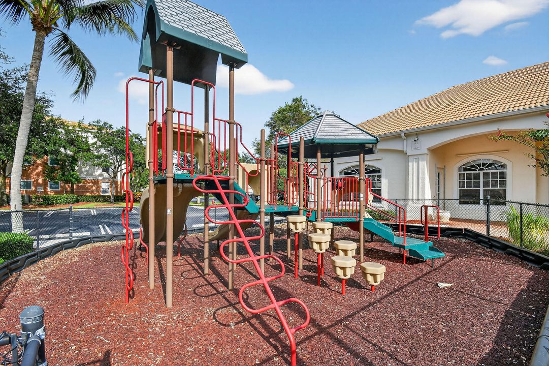 For Rent: $2,800 (2 beds, 1 baths, 946 Square Feet)