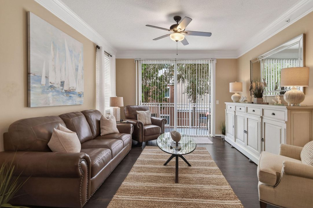 For Rent: $2,800 (2 beds, 1 baths, 946 Square Feet)