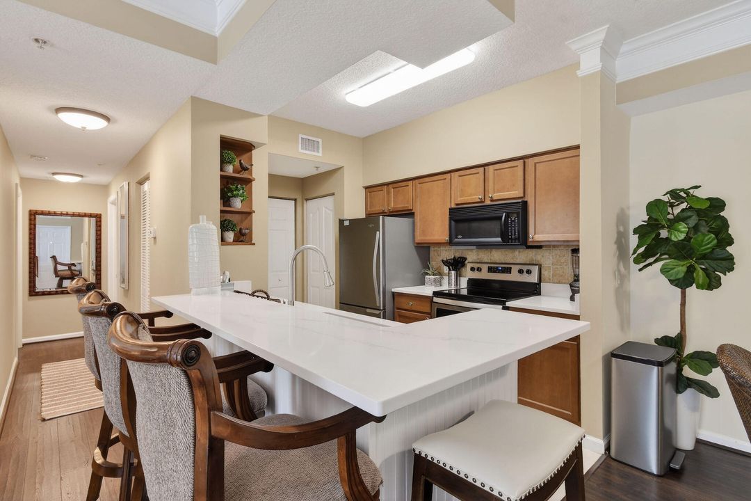 For Rent: $2,800 (2 beds, 1 baths, 946 Square Feet)