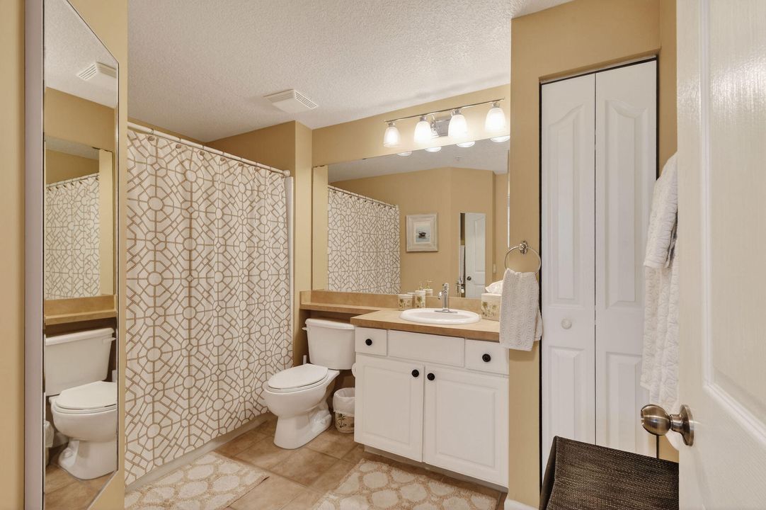 For Rent: $2,800 (2 beds, 1 baths, 946 Square Feet)