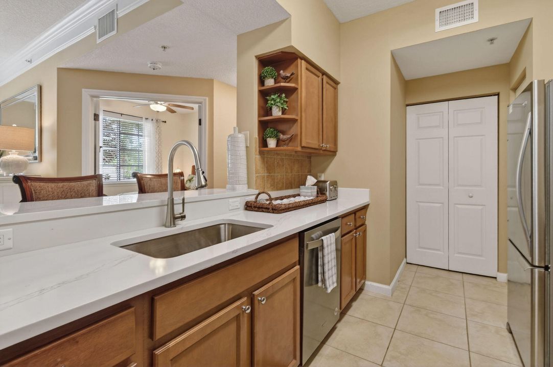 For Rent: $2,800 (2 beds, 1 baths, 946 Square Feet)