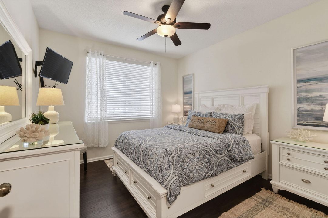 For Rent: $2,800 (2 beds, 1 baths, 946 Square Feet)