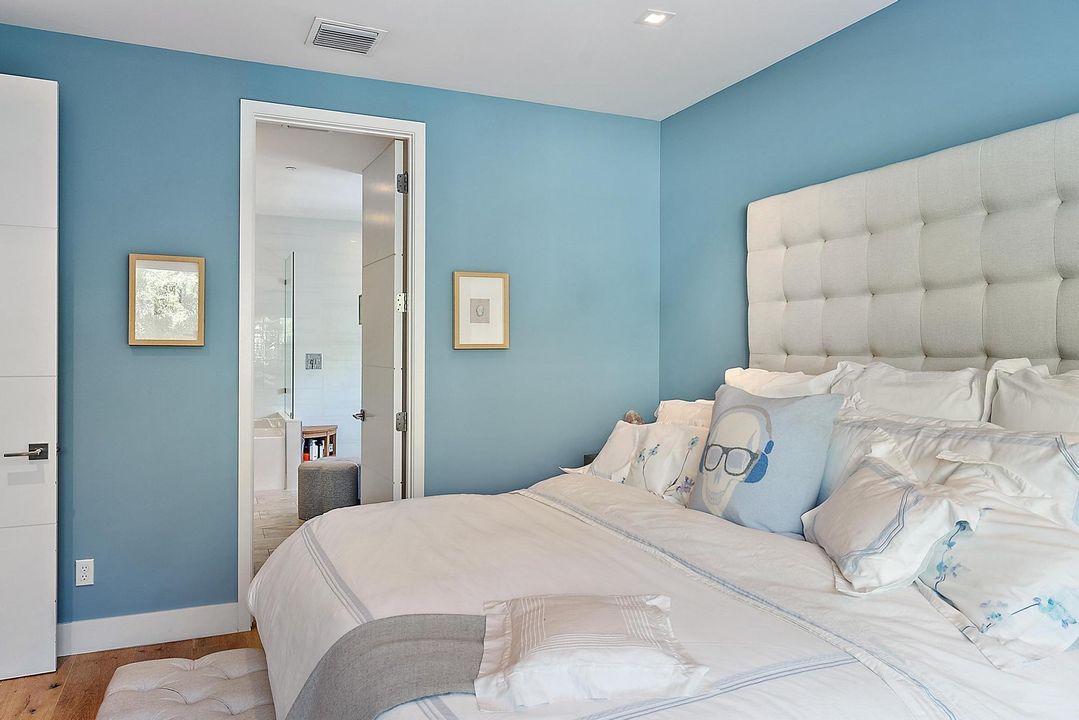 For Sale: $2,100,000 (3 beds, 3 baths, 2401 Square Feet)