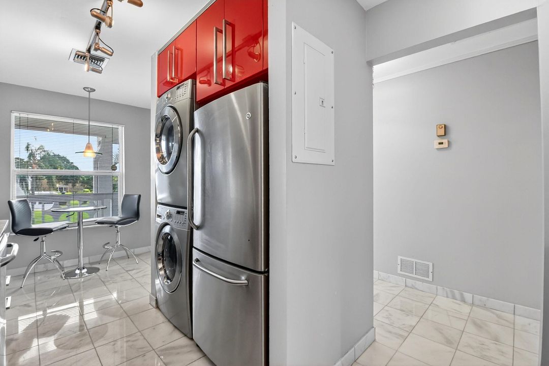 На продажу: $250,000 (2 спален, 2 ванн, 1084 Квадратных фут)