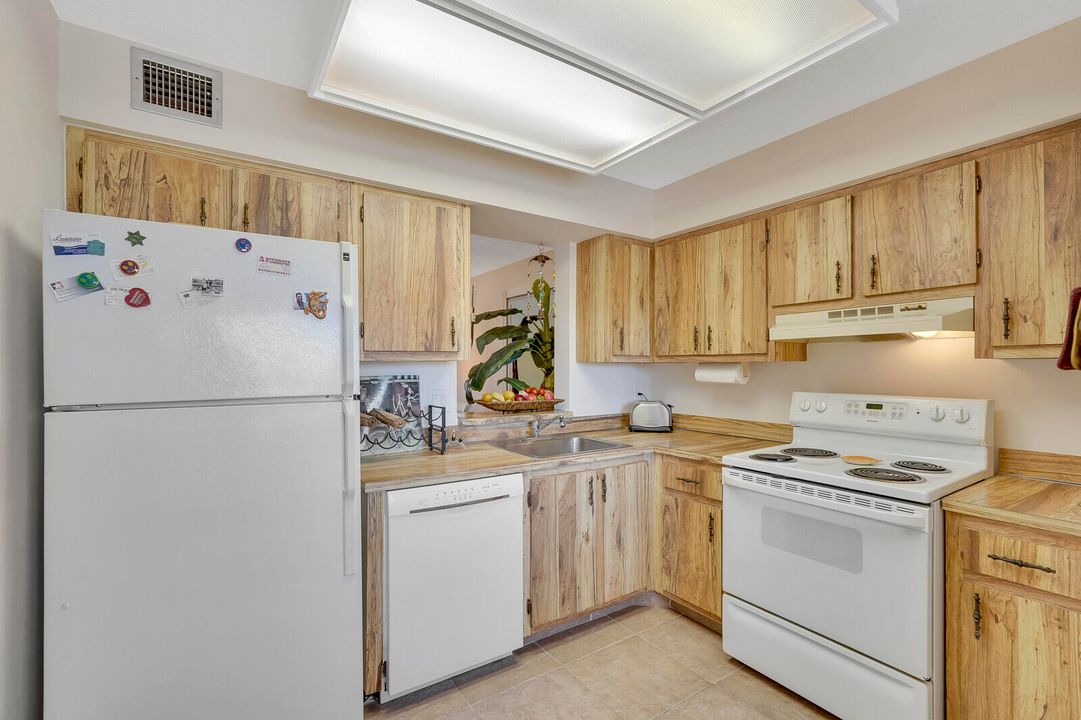 На продажу: $149,000 (2 спален, 2 ванн, 1110 Квадратных фут)