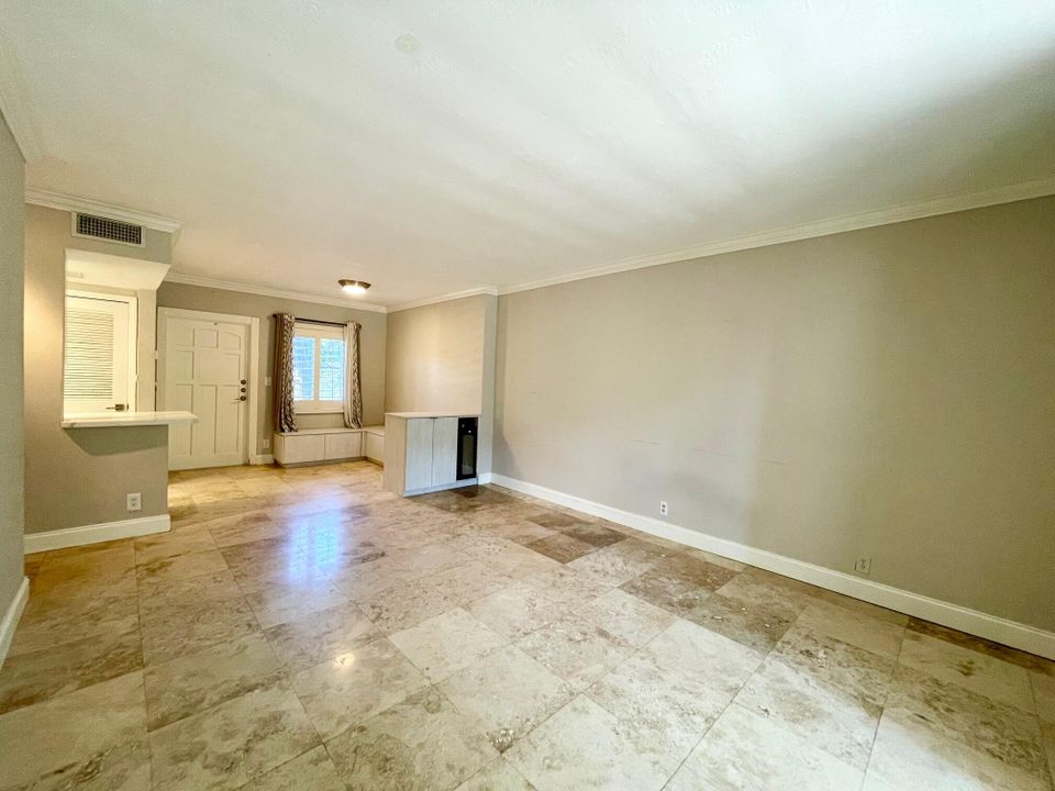 待售: $325,000 (1 贝兹, 1 浴室, 620 平方英尺)