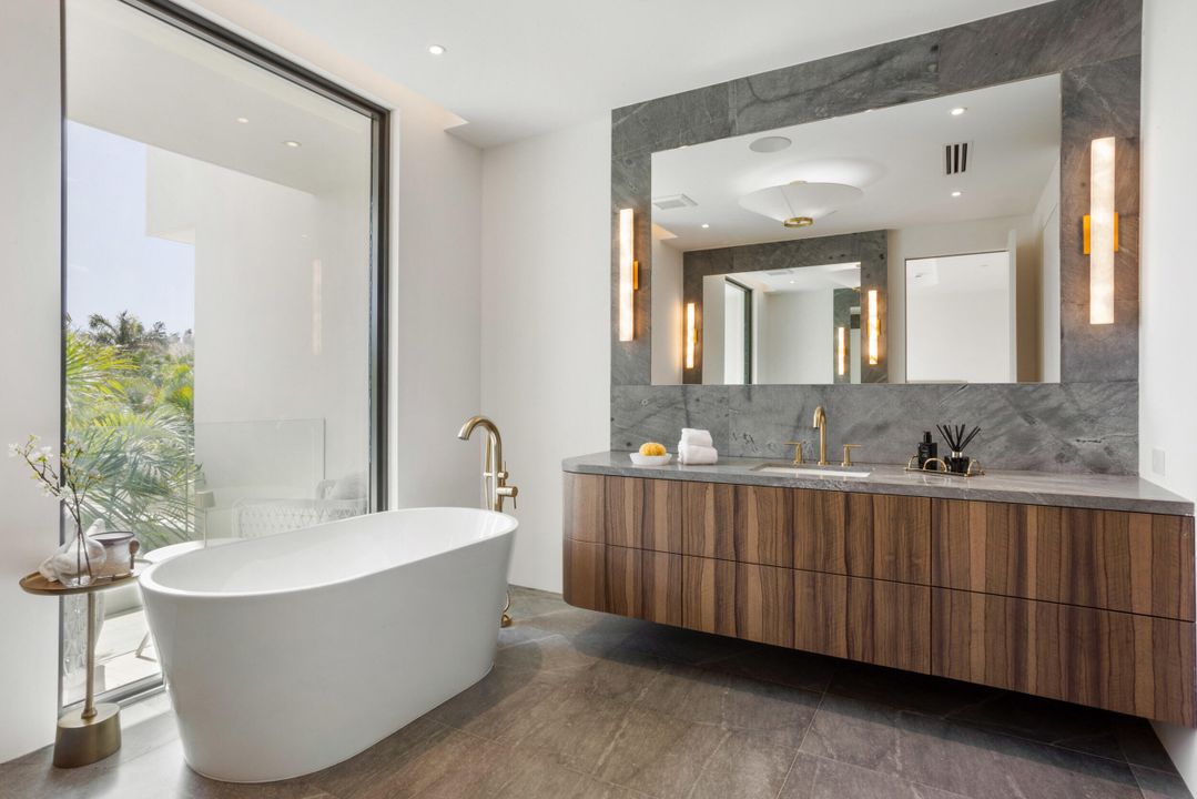 Active With Contract: $5,650,000 (4 beds, 4 baths, 4467 Square Feet)