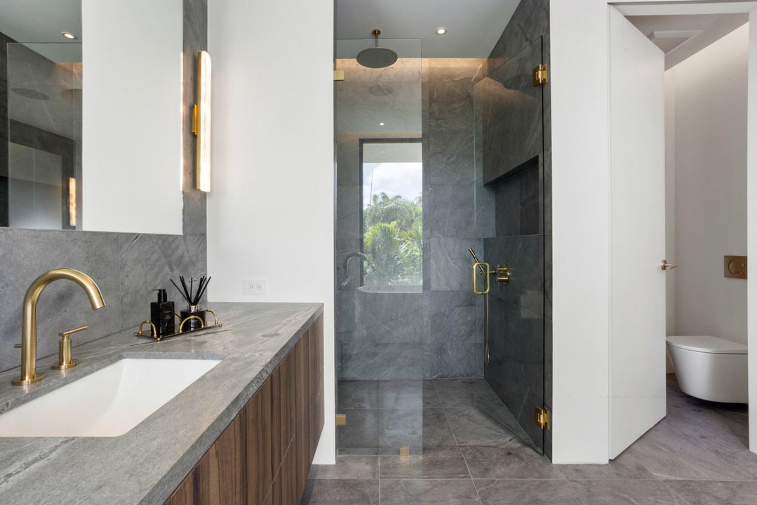 Active With Contract: $5,650,000 (4 beds, 4 baths, 4467 Square Feet)