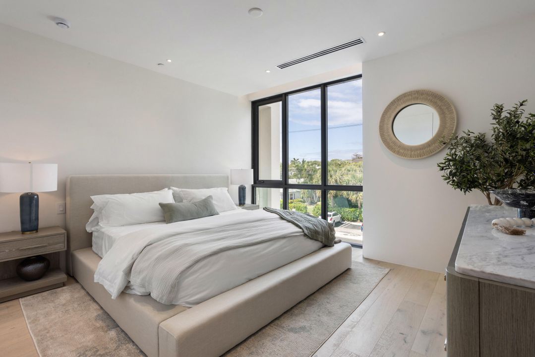 Active With Contract: $5,650,000 (4 beds, 4 baths, 4467 Square Feet)