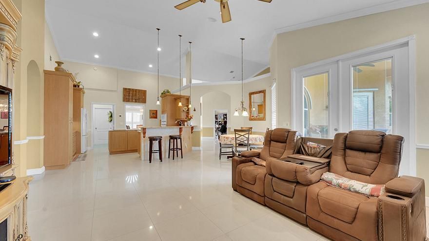 En Venta: $534,990 (3 camas, 2 baños, 2547 Pies cuadrados)