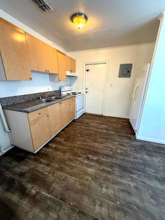 В аренду: $1,900 (2 спален, 1 ванн, 720 Квадратных фут)