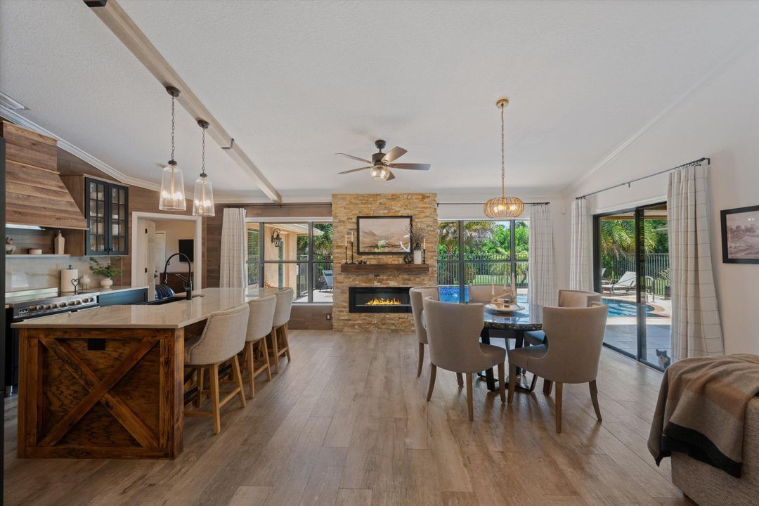 待售: $875,000 (4 贝兹, 3 浴室, 2215 平方英尺)