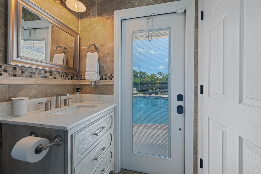 待售: $875,000 (4 贝兹, 3 浴室, 2215 平方英尺)