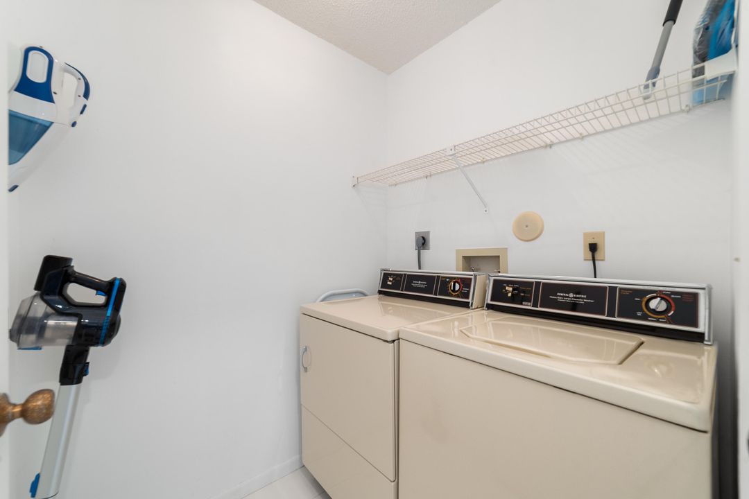 На продажу: $170,000 (2 спален, 2 ванн, 1040 Квадратных фут)