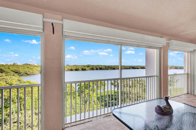 For Sale: $995,000 (3 beds, 3 baths, 2106 Square Feet)