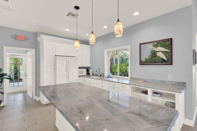 For Sale: $995,000 (3 beds, 3 baths, 2106 Square Feet)