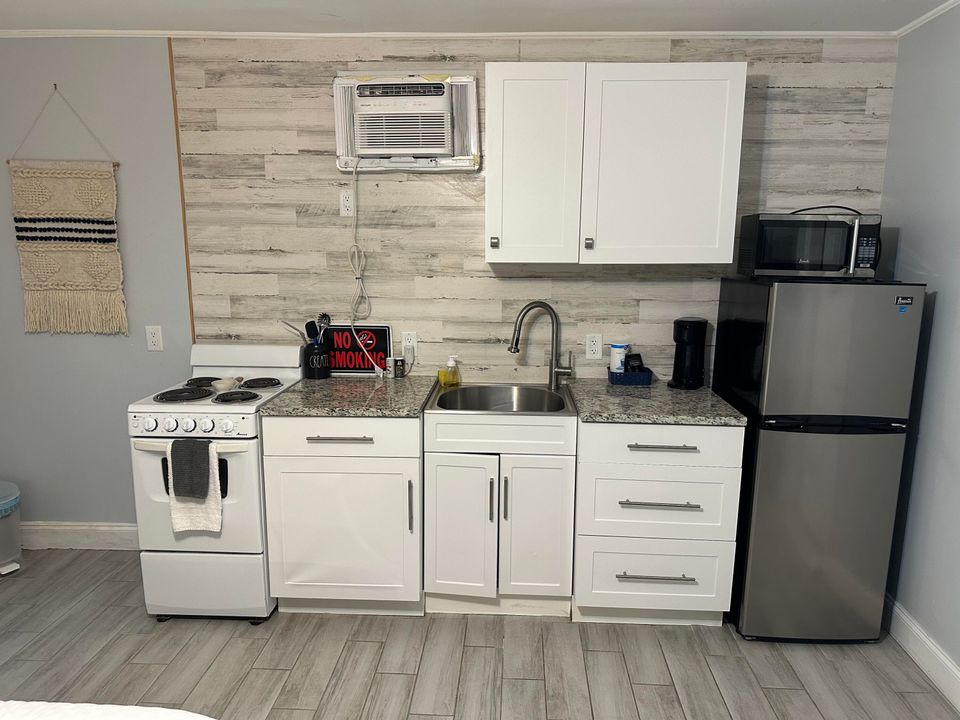 For Rent: $1,700 (1 beds, 1 baths, 350 Square Feet)