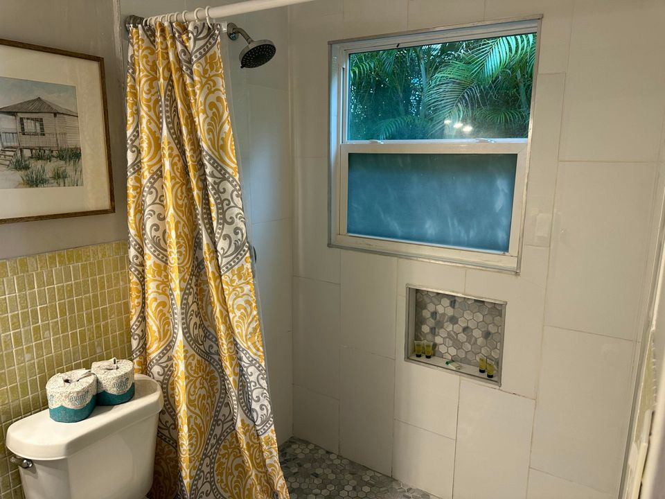 For Rent: $1,700 (1 beds, 1 baths, 350 Square Feet)