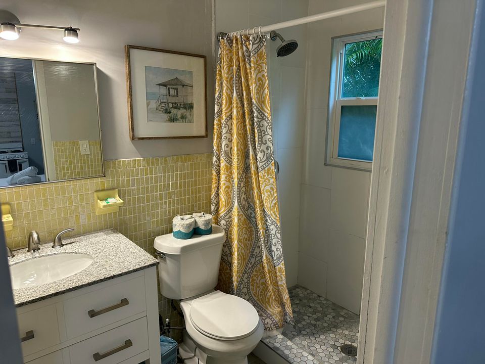 For Rent: $1,700 (1 beds, 1 baths, 350 Square Feet)