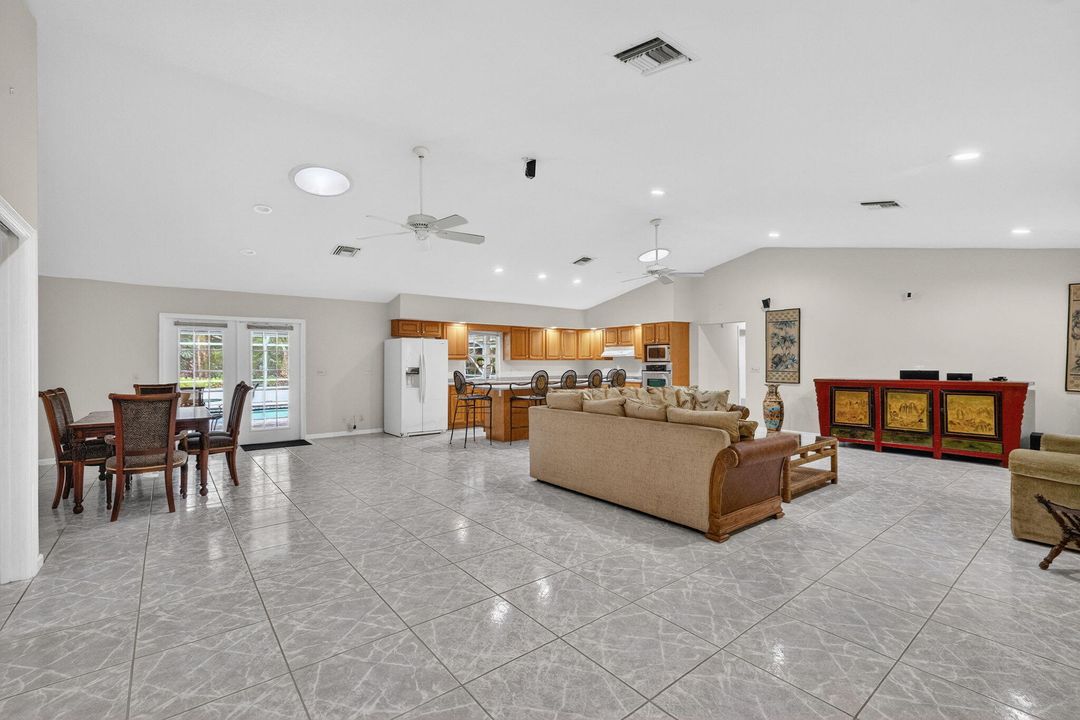 合同活跃: $1,050,000 (4 贝兹, 3 浴室, 3006 平方英尺)