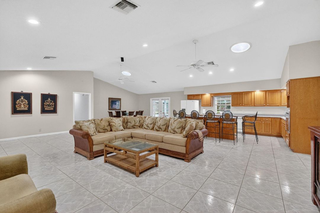 合同活跃: $1,050,000 (4 贝兹, 3 浴室, 3006 平方英尺)