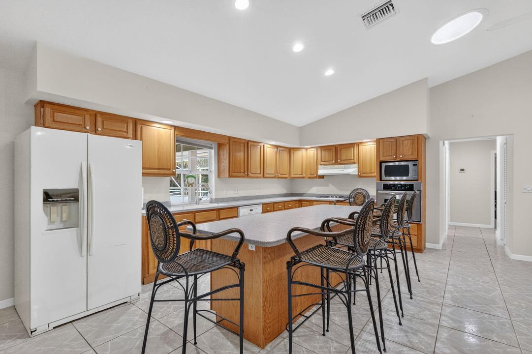 合同活跃: $1,050,000 (4 贝兹, 3 浴室, 3006 平方英尺)