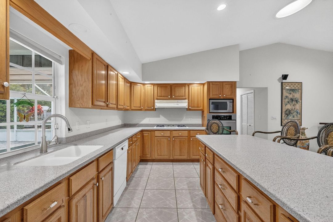 合同活跃: $1,050,000 (4 贝兹, 3 浴室, 3006 平方英尺)