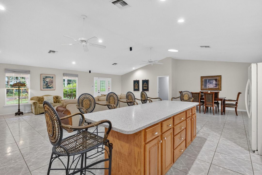 合同活跃: $1,050,000 (4 贝兹, 3 浴室, 3006 平方英尺)