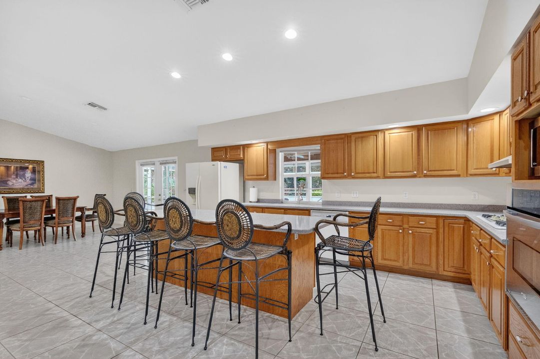 合同活跃: $1,050,000 (4 贝兹, 3 浴室, 3006 平方英尺)