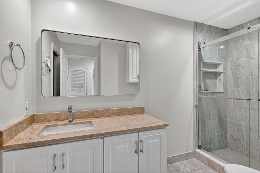 合同活跃: $1,050,000 (4 贝兹, 3 浴室, 3006 平方英尺)