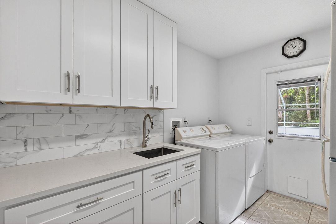 合同活跃: $1,050,000 (4 贝兹, 3 浴室, 3006 平方英尺)