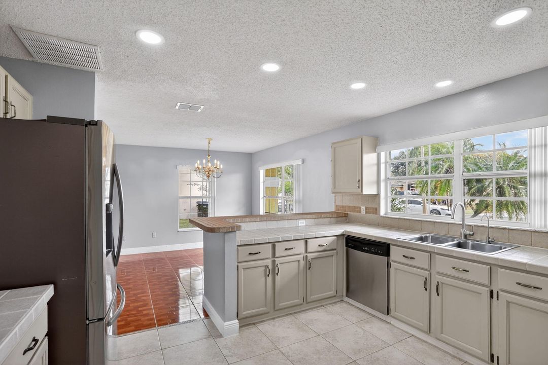 На продажу: $575,000 (4 спален, 2 ванн, 2285 Квадратных фут)