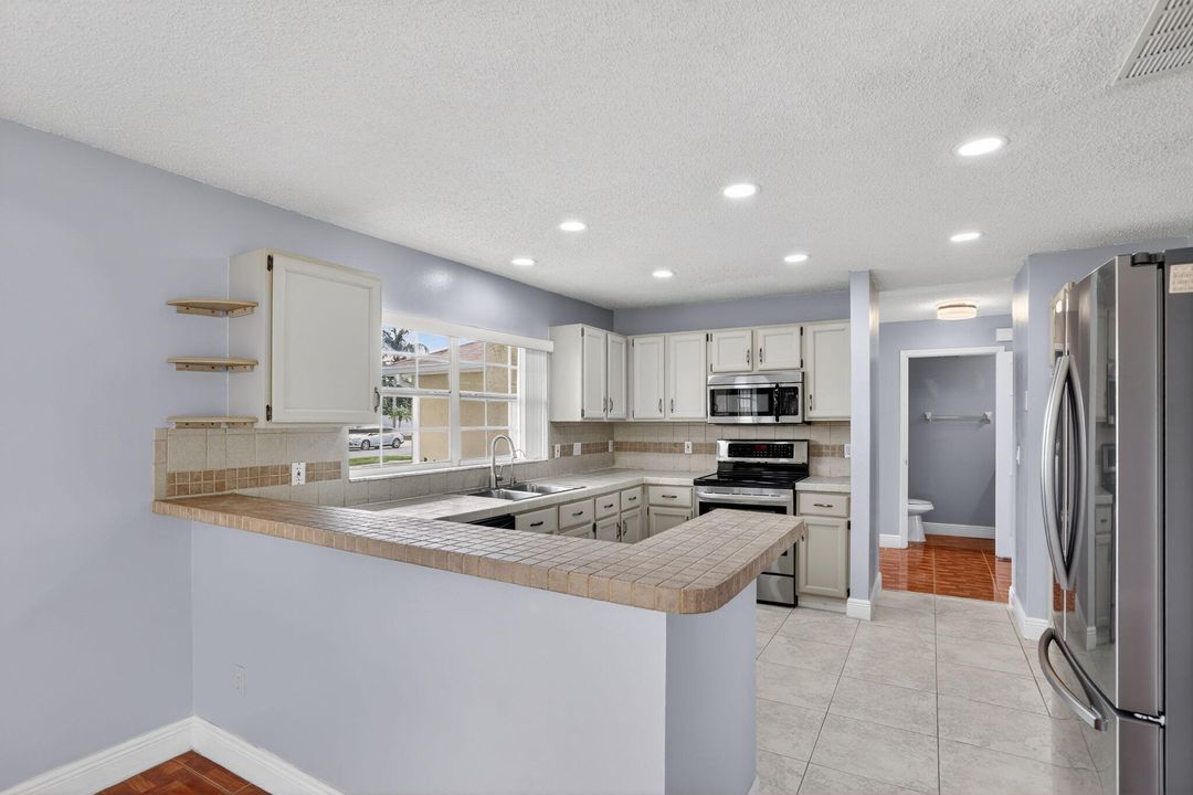 На продажу: $575,000 (4 спален, 2 ванн, 2285 Квадратных фут)