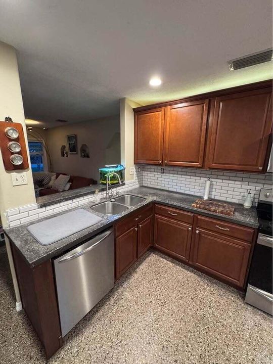 For Sale: $323,000 (4 beds, 1 baths, 1298 Square Feet)