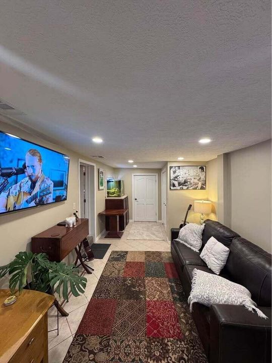 For Sale: $323,000 (4 beds, 1 baths, 1298 Square Feet)