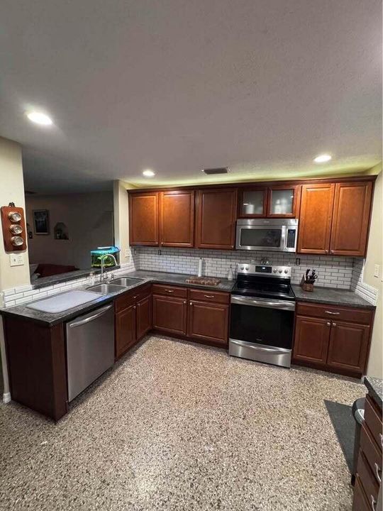 For Sale: $323,000 (4 beds, 1 baths, 1298 Square Feet)