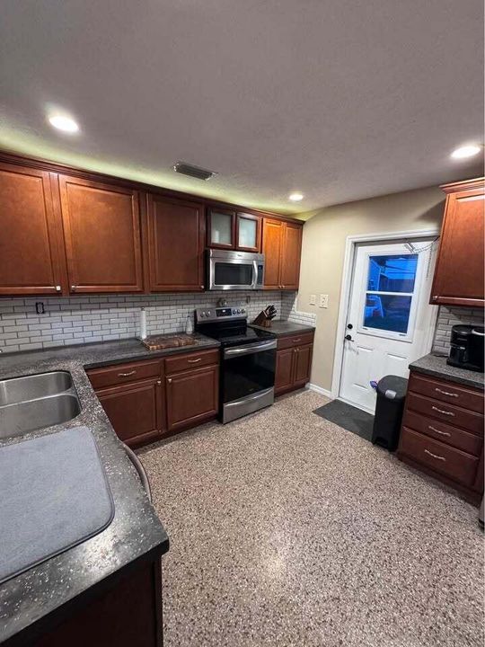 For Sale: $323,000 (4 beds, 1 baths, 1298 Square Feet)