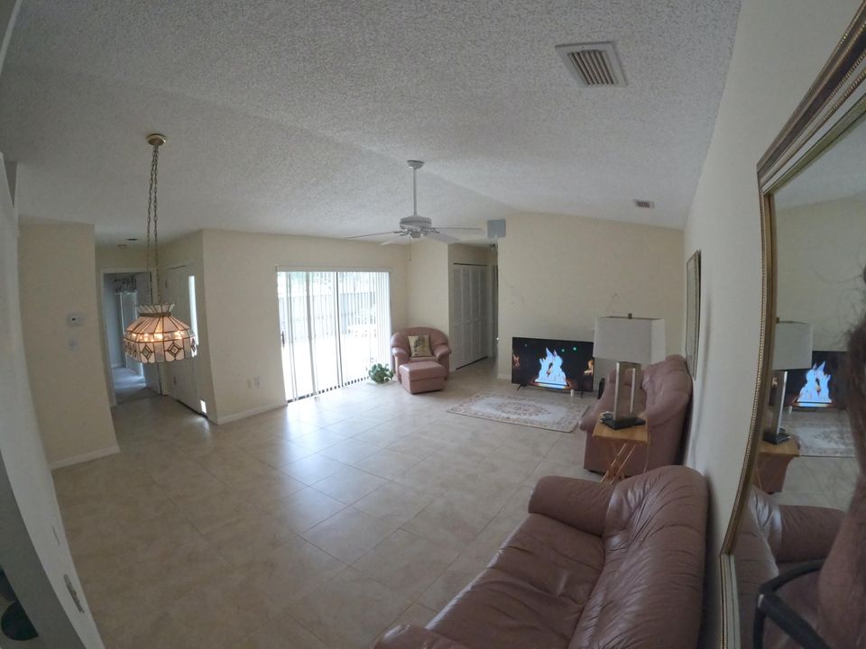 For Sale: $174,900 (2 beds, 2 baths, 1280 Square Feet)