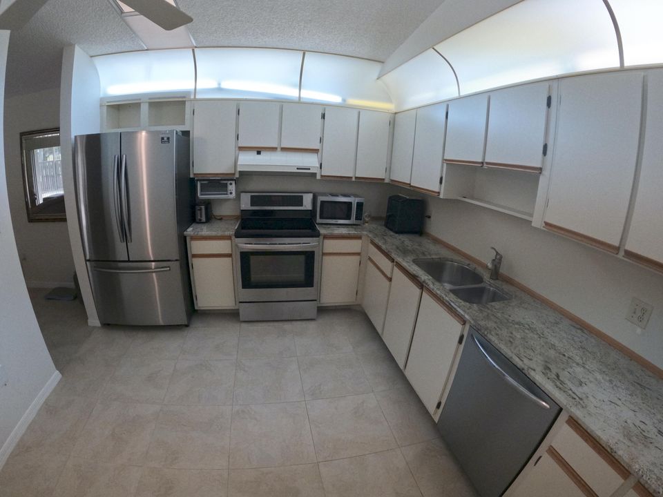 For Sale: $174,900 (2 beds, 2 baths, 1280 Square Feet)