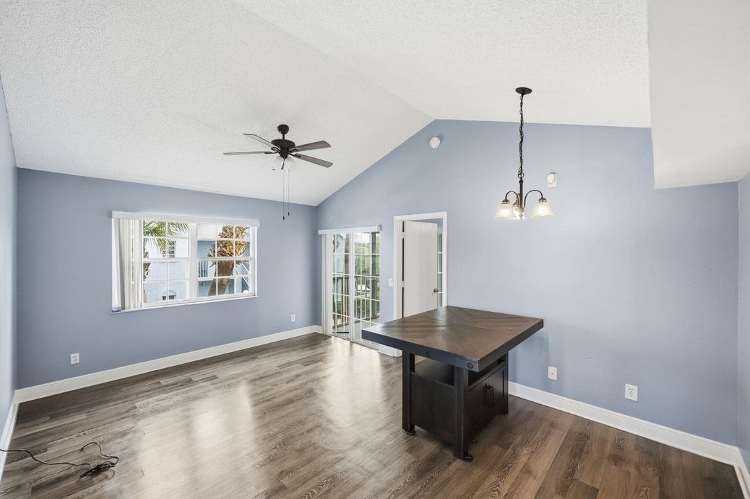 For Sale: $169,900 (2 beds, 2 baths, 874 Square Feet)