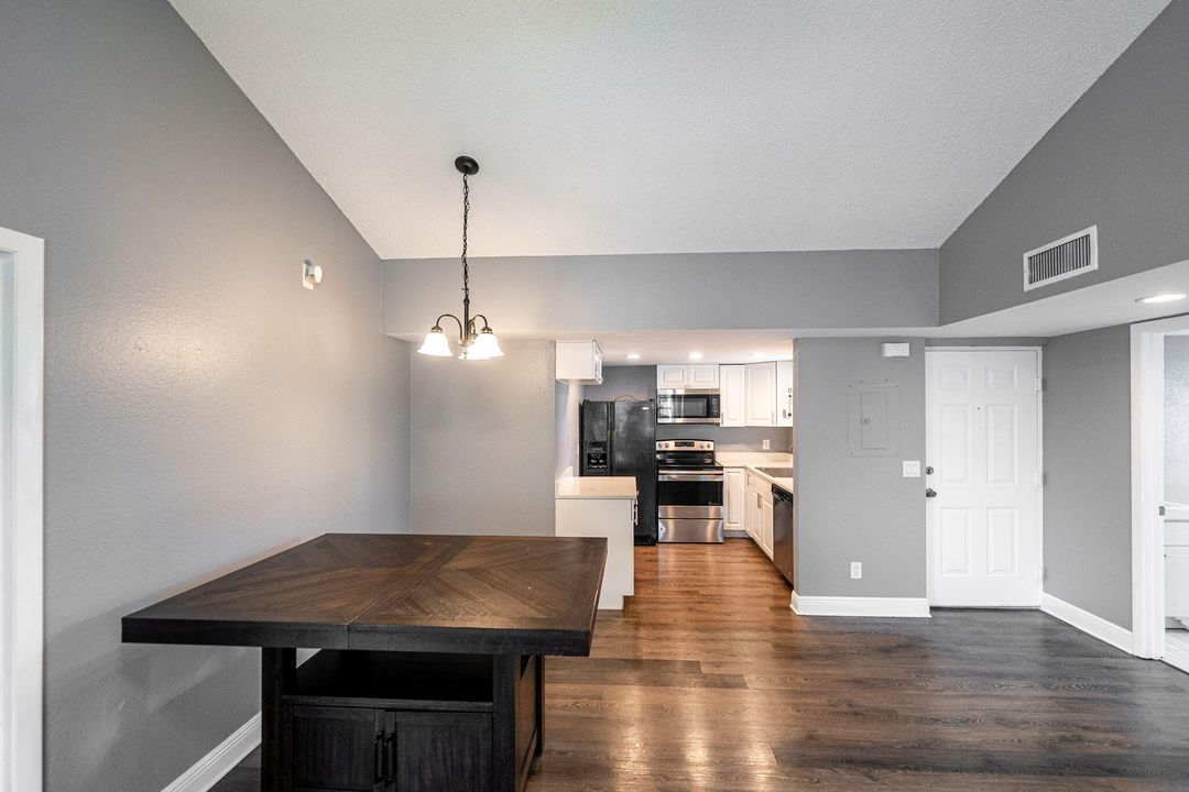 For Sale: $169,900 (2 beds, 2 baths, 874 Square Feet)