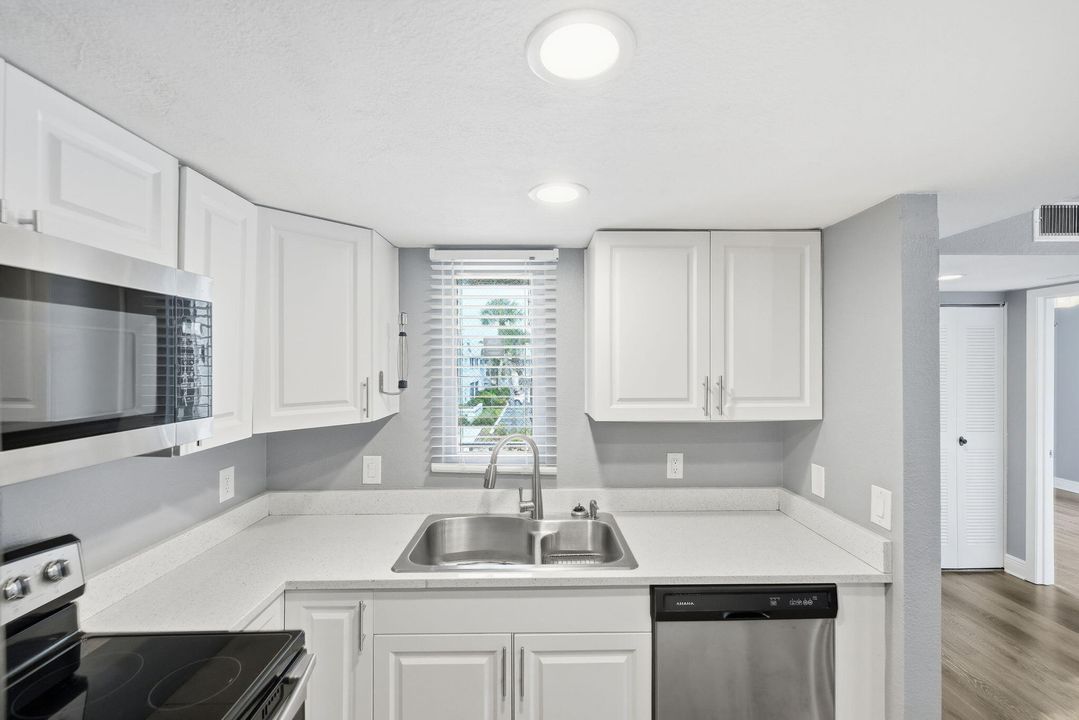 For Sale: $169,900 (2 beds, 2 baths, 874 Square Feet)