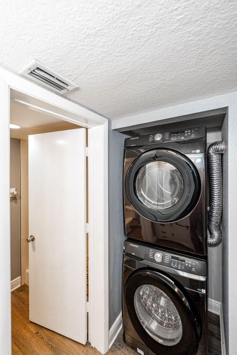 For Sale: $169,900 (2 beds, 2 baths, 874 Square Feet)